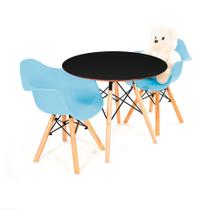 Conjunto Infantil Preto Eames e 2 cadeiras Braço Azul