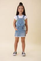 Conjunto jardineira jeans e blusa branca