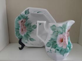 Conjunto Jarra c Bacia e Suporte Porcelana.