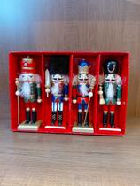 Conjunto Kit Jogo 4 Bonecos Soldadinhos Soldado Quebra Nozes Guarda Enfeite Árvore Natal Natalino Papai Noel Decoração Casa Sala Presente Madeira Conjunto Kit Jogo 4 Bonecos Soldadinhos Soldado Quebra Nozes Guarda Enfeite Árvore Natal Natalino Papai Noel Decoração Casa Sala Presente Madeira