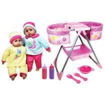 Conjunto Lissi de Cadeira Alta Dupla e 2 Bonecas Bebê de 14" Rosa e Amarelo Conjunto Lissi de Cadeira Alta Dupla e 2 Bonecas Bebê de 14" Rosa e Amarelo