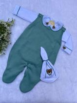 Conjunto macacão em tricot com body bordado + pano de boca