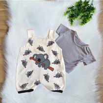 Conjunto Macacão Jardineira Com Camiseta Bebê Menino Estampa de Ursinho Coala Veste RN a 03 Meses -