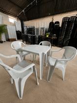 Conjunto mesa 4 poltronas de plástico branco gelo