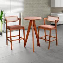 Conjunto Mesa Bistrô e 2 Banquetas Madeira Maciça, Estofada e Rattan de Fibra 100% Natural Nápoles Authentic Conjunto Mesa Bistrô e 2 Banquetas Madeira Maciça, Estofada e Rattan de Fibra 100% Natural Nápoles Authentic