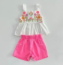 Conjunto Momi Blusa Branca Bordada com Flores e Shorts Rosa Conjunto Momi Blusa Branca Bordada com Flores e Shorts Rosa