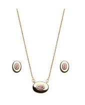 Conjunto oval com pedra central rosa banhado a ouro