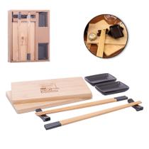 Conjunto para Sushi com 2 Pratos, Molheiras e 2 Suportes de Porcelana + 2 Pares de Hashi/Palitos e 2 Tábuas de Bambu Conjunto para Sushi com 2 Pratos, Molheiras e 2 Suportes de Porcelana + 2 Pares de Hashi/Palitos e 2 Tábuas de Bambu