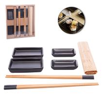 Conjunto para Sushi com 4 Pratos, Molheiras de Porcelana, Esteira e Pares de Hashi/Palitos de Bambu Saitama