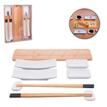 Conjunto para Sushi com 4 Pratos, Molheiras e 2 Suportes de Porcelana + 2 Pares de Hashi/Palitos e Tábua de Bambu Nagoya Conjunto para Sushi com 4 Pratos, Molheiras e 2 Suportes de Porcelana + 2 Pares de Hashi/Palitos e Tábua de Bambu Nagoya