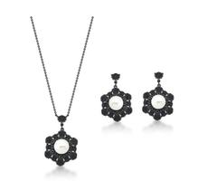 Conjunto pêndulo flor com zircônias e pérola banhado a ródio negro Conjunto pêndulo flor com zircônias e pérola banhado a ródio negro