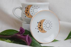 Conjunto Pires Sol e Lua + Caneca Caldeirão, Coleção Talismã Conjunto Pires Sol e Lua + Caneca Caldeirão, Coleção Talismã