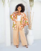Conjunto Plus size Chic Calça Bege Alfaiataria e Kimono Florido Larissa Conjunto Plus size Chic Calça Bege Alfaiataria e Kimono Florido Larissa