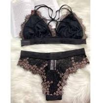 Conjunto preto de renda detalhado