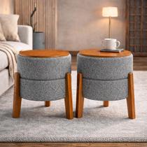 Conjunto Puff Banqueta Soft Bouclé Redondo Pés Madeira Mesa de Apoio 2 em 1 Conjunto Puff Banqueta Soft Bouclé Redondo Pés Madeira Mesa de Apoio 2 em 1