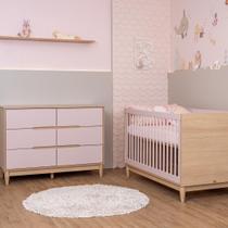 Conjunto Quarto Bebê Quater Berço e Cômoda 6 Gavetas em MDF Rosa com Carvalho Linha Tomi Conjunto Quarto Bebê Quater Berço e Cômoda 6 Gavetas em MDF Rosa com Carvalho Linha Tomi