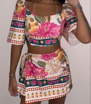 Conjunto short e saia estampado com flores nas cores roda azul e branco . Tamanho p/mg