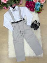 Conjunto Social Pajem: Camisa Branca, Calça Bege, Gravata Borboleta e Suspensório Cinza Claro Conjunto Social Pajem: Camisa Branca, Calça Bege, Gravata Borboleta e Suspensório Cinza Claro