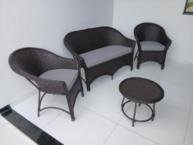 Conjunto Sofá com Cadeiras e Centro Jardim Área Externa Interna Varanda Sacadas em Fibra Sintética cor Tabaco Conjunto Sofá com Cadeiras e Centro Jardim Área Externa Interna Varanda Sacadas em Fibra Sintética cor Tabaco