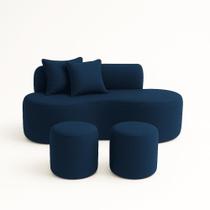 Conjunto Sofá Curvo Orgânico + 2Puffs Nature Gaia Suede Azul Marinho - Montanaris Decor Conjunto Sofá Curvo Orgânico + 2Puffs Nature Gaia Suede Azul Marinho - Montanaris Decor