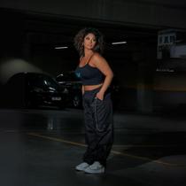 Conjunto Streetstyle Feminino com Calça Cargo Jogger Preta com Corrente e Cropped de Borboleta Bordado Gringa