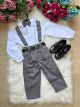 Conjunto Suspensório Cinza Grafite com Camisa Branca e Calça Marsala