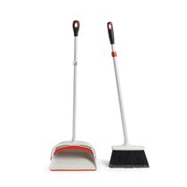 Conjunto Sweep OXO Good Grips Large com vassoura extensível de 2,1 a 3,6 m Conjunto Sweep OXO Good Grips Large com vassoura extensível de 2,1 a 3,6 m