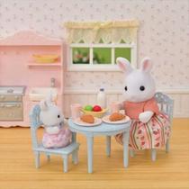 Conjunto Sylvanian Families - Mesa de Cafe da Manha - Mamae e Bebe Coelhos de Neve EPOCH MAGIA Conjunto Sylvanian Families - Mesa de Cafe da Manha - Mamae e Bebe Coelhos de Neve EPOCH MAGIA