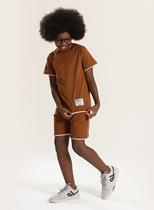 Conjunto Verão Menino Marrom Camiseta e Bermuda com Bainha Sobreposta Conjunto Verão Menino Marrom Camiseta e Bermuda com Bainha Sobreposta