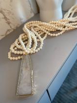 Contas de plástico e quartzo branco