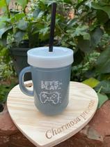 Copo com tampa e canudo