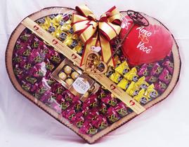 Coração MDF de Chocolate GIGANTE. Sonho de Valsa, Ferrero Rocher e Coração de pelúciaI - Pri Cestas