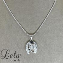 Cordão baiano com pingente ferradura e cavalo folheado a ródio branco Cordão baiano com pingente ferradura e cavalo folheado a ródio branco