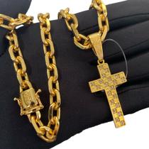 Cordão Cadeado 8mm + Pingente Cruz Cravejada Banhado a Ouro