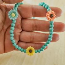 Cordão Choker de micangas azul com margaridas adulto