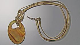 Cordão de Camurça Colar Artesanal com Pingente de Acrilico