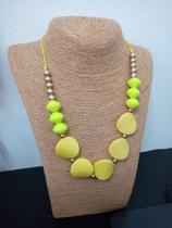 Cordão feminino cor verde claro e amarelo