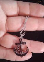 Corrente com pingente âncora, em aço inox.