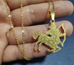Corrente com pingente Centauro dourado brilhante, flecha amor Corrente com pingente Centauro dourado brilhante, flecha amor