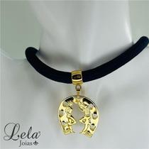 Corrente corda azul marinho com pingente ferradura com casal em bijuteria