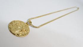corrente dourada e pingente medalha de sao bento banho de ouro