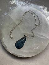 Corrente Prateada com Apatita Rolada - Cristal de Equilíbrio e Iluminação Corrente Prateada com Apatita Rolada - Cristal de Equilíbrio e Iluminação