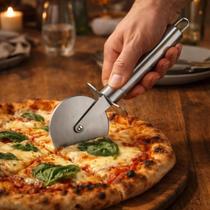 Cortador Pizza Aço Inox Manual Carretilha Lâmina Circular Afiada Fatiador Massas Tortas Profissional Cabo Ergonômico Utensílio Cozinha Resistente Cortador Pizza Aço Inox Manual Carretilha Lâmina Circular Afiada Fatiador Massas Tortas Profissional Cabo Ergonômico Utensílio Cozinha Resistente