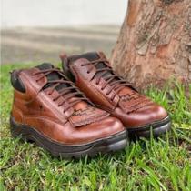 Coturno De Homem Original Caminhos da Roça Couro Marrom Pinhão Solado Tratorado Ref: CROSS21 Coturno De Homem Original Caminhos da Roça Couro Marrom Pinhão Solado Tratorado Ref: CROSS21