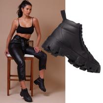 Coturno Feminino Preto Com Sola Tratorada de Borracha. Bota Feminina da Moda