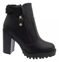 Coturno Moleca Cano Curto Com Pelinhos Salto Grosso