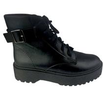 Coturno Preta Tratorada Com Uma Fivela em Detalhe - ULLY