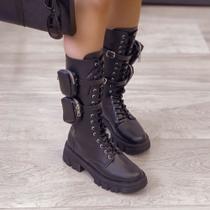 Coturno Zatz Feminino com detalhe de 2 bolsinhas cano alto