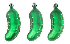 Criações Inteligentes Pickle Enfeites de Natal Conjunto Picles Metálicos em Verde 3 Pacote de decoração festiva de férias Leve Resistente a Quebras Cabides Incluídos 1,5" x 4,5" - Clever Creations