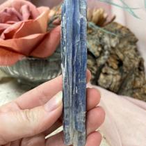 Cristal Pedra do Arcanjo Miguel - Cianita Azul - paz interior e elevação espiritual - atelierjtart
